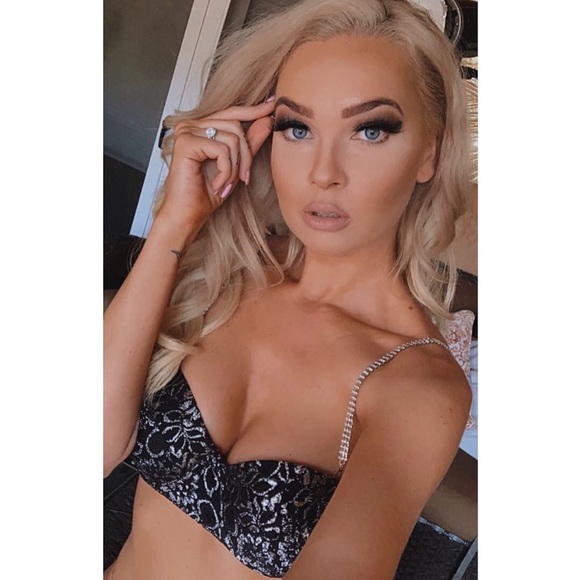 Royal wedding love is in the air❤️ - Picture 2 of 8